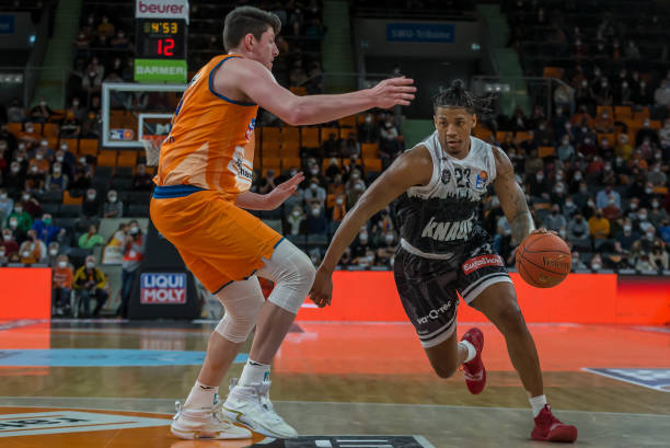 复杂得多 复杂得多